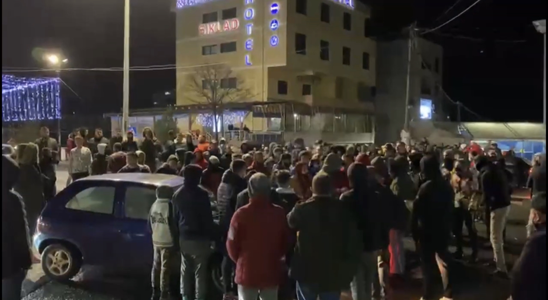 Ndizen qytetet nga revoltat e te rinjve, ne Lezhe, Korce, Vlore, Lushnje…