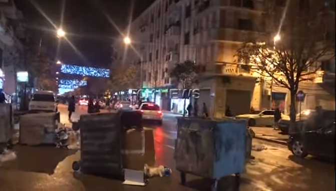 Protesta të dhunshme në Durrës, të rinjtë qëllojnë me vezë komisariatin e policisë dhe djegin koshat e plehrave
