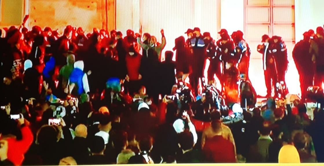 VIDEO/ Momente tensioni midis protestuesve dhe policisë, sulme me kapsolla e tymues