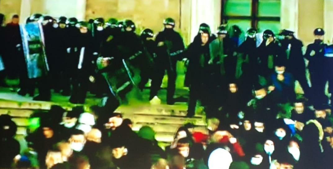 Policia përdori gaz lotësjellës protestuesit nuk largohen, vazhdojnë sulmet drejt forcave të policisë