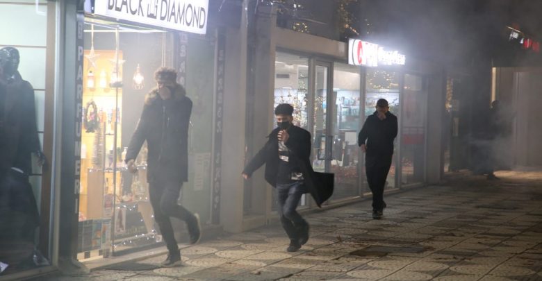 PD reagon për protestat: Helmimi i Tiranës dhe ndalimet e dhunshme janë të papranueshme