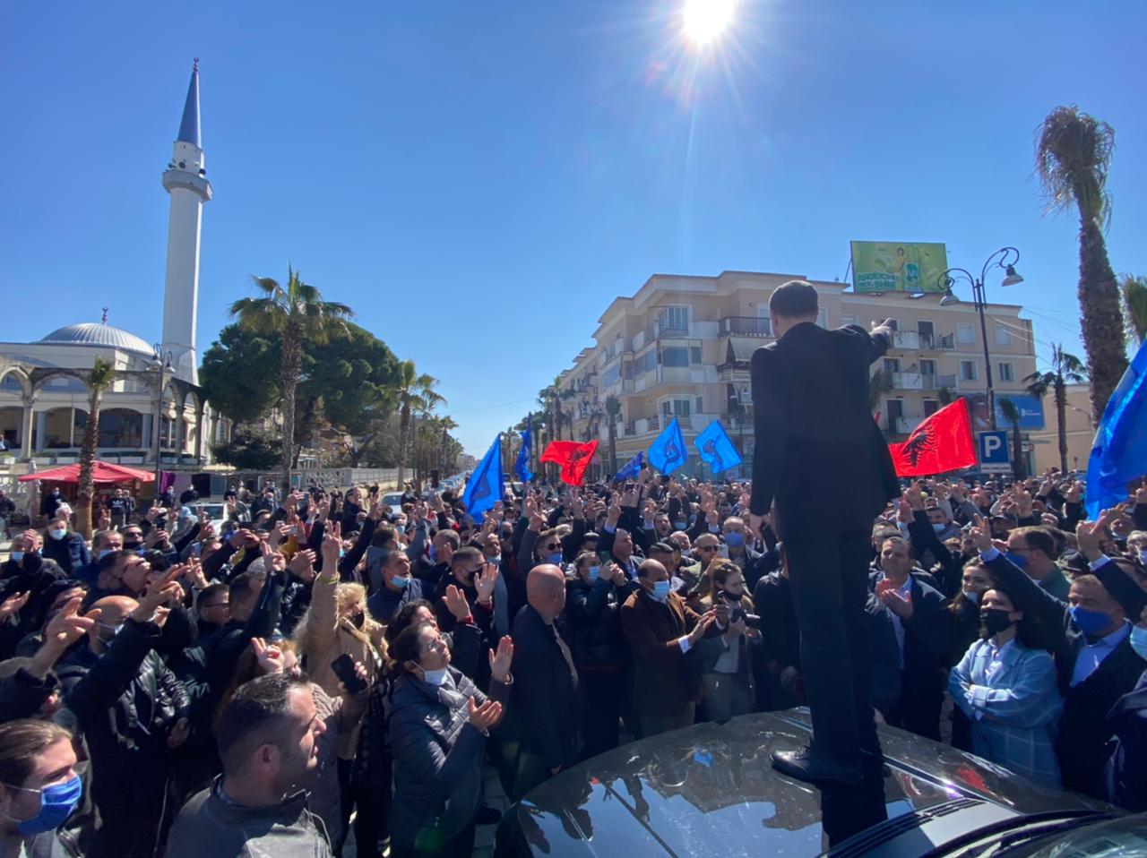Basha ne Kavaje, miting spontan ne shesh, kryetari i PD-se ngjitet mbi makine