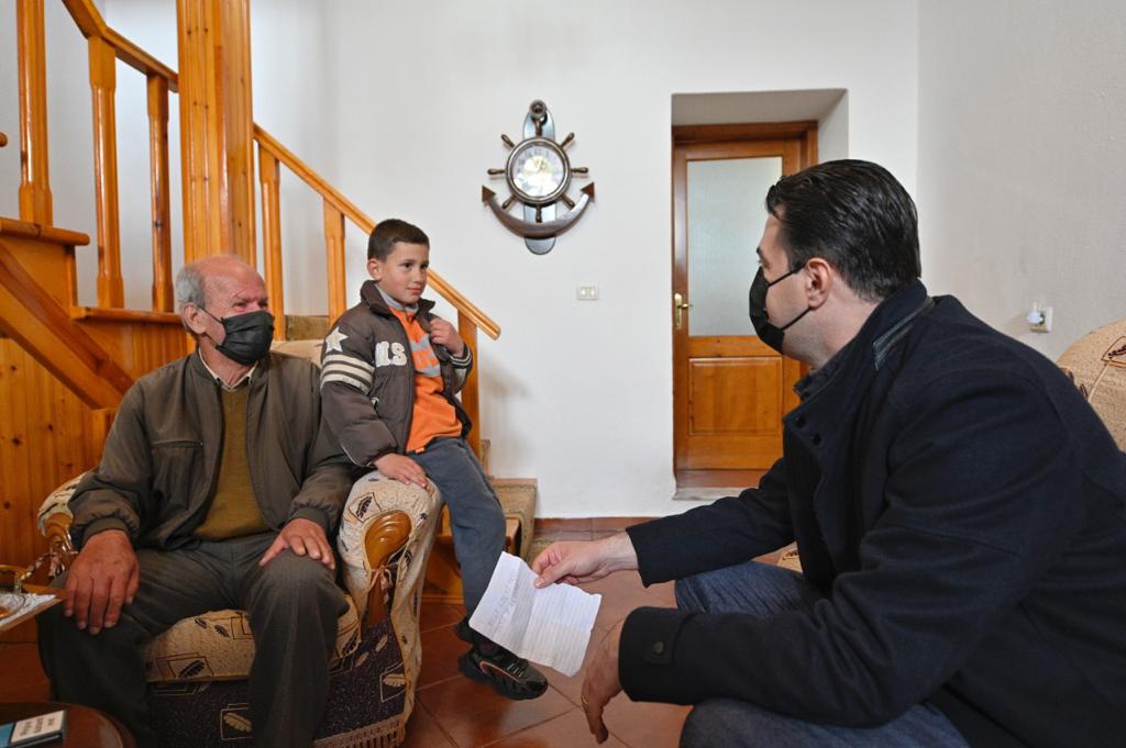 Basha viziton një familje beratase, zonja e shtëpisë: Tërë jetën e tërë jetën të persekutuar!