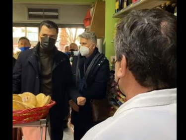 Basha pritet në Lezhë me ovacione, qindra qytetarë nuk i ndahen