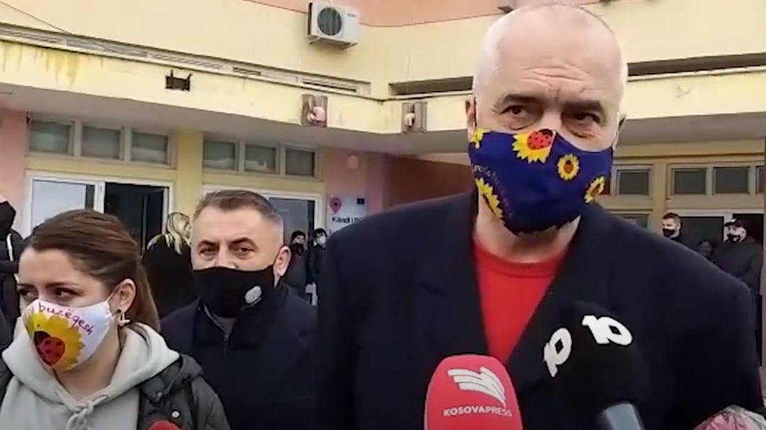 Nëse Kosova nuk siguron shpejt vaksina, Shqipëria do vaksinojë gjithë mjekët kosovarë