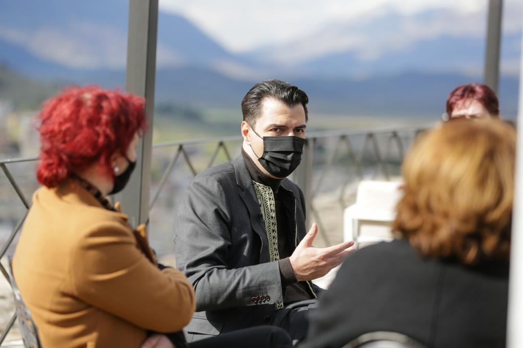 Basha takon personalitete të Gjirokastrës: Universiteti si shkollë komune dhe spitali si ambulancë fshati