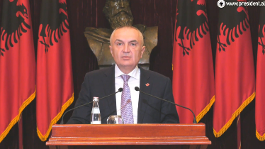 Meta këshillon gazetarët: Mos i qëndroni afër Edi Ramës kur bëni pyetje