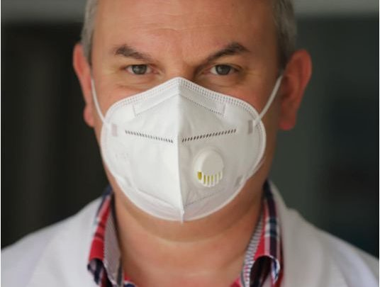 Dhimbje mes njekëve, covid mposht mjekun e QSUT