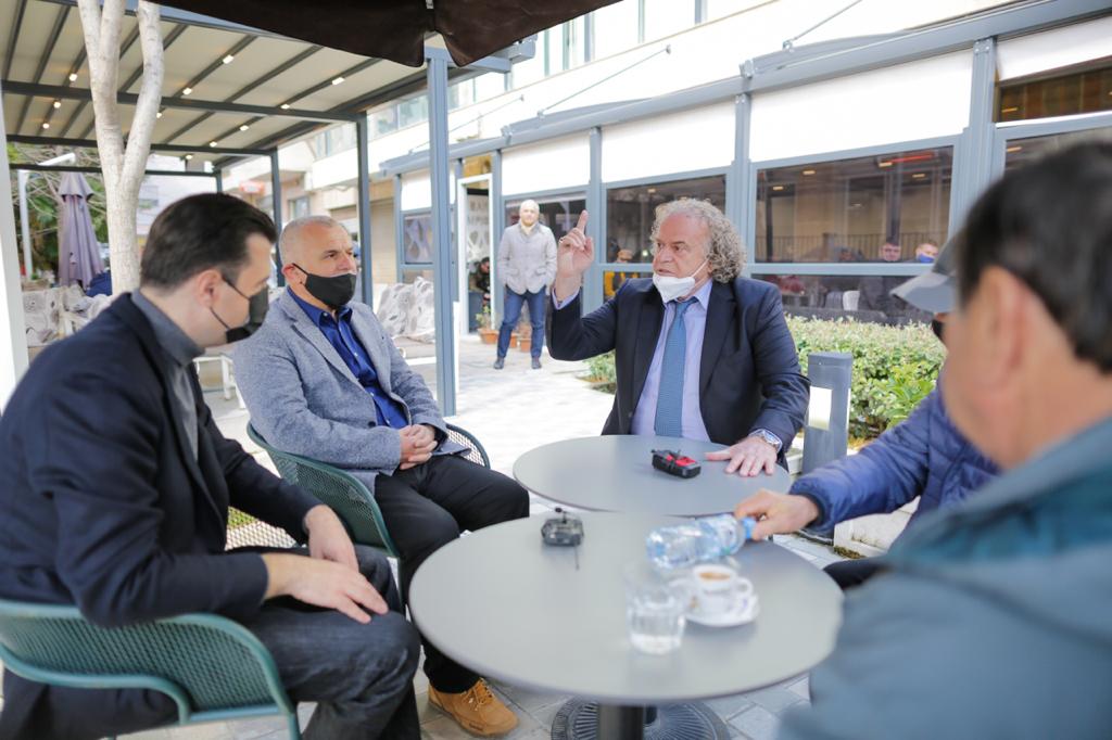 Basha, takim me aktorët në Vlorë, Bujar Asqeriu: Nuk mund të jesh kryeministër nëse nuk do njeriun