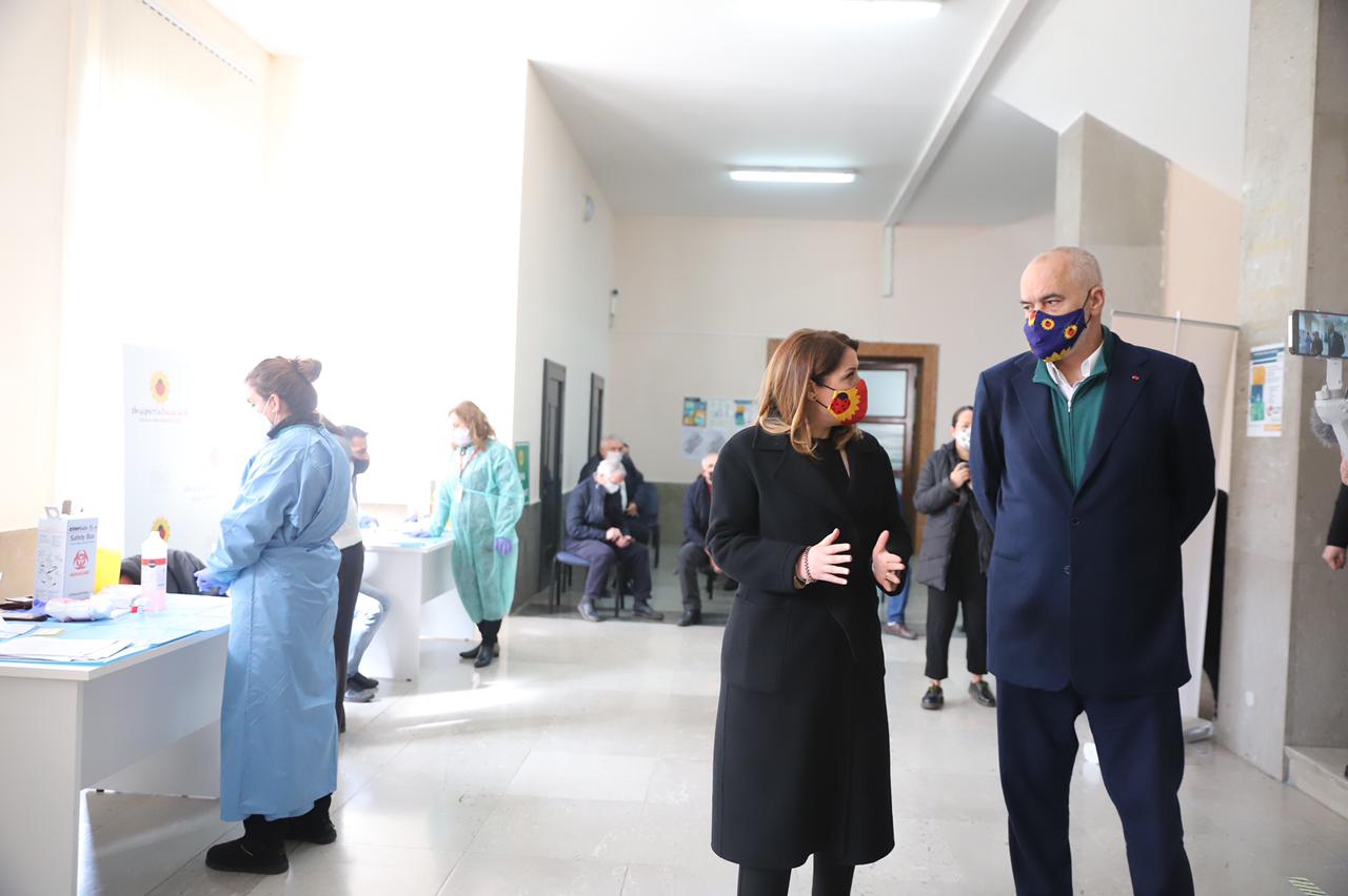 30% e mësuesve kanë marrë dozën e parë, vaksinimi për të moshuarit me vaksinën Sputnik