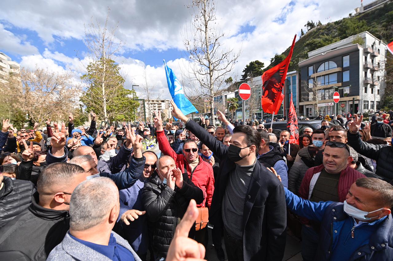 Basha, ‘miting’ spontan në Vlorë, qindra qytetarë e rrethojnë në rrugë