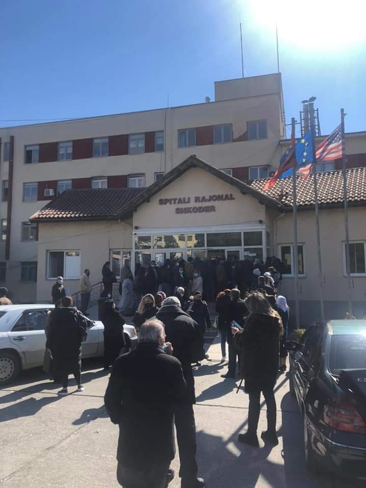 Bardh Spahia publikon fotot, rradhë të gjata para spitalit rajonal në Shkodër