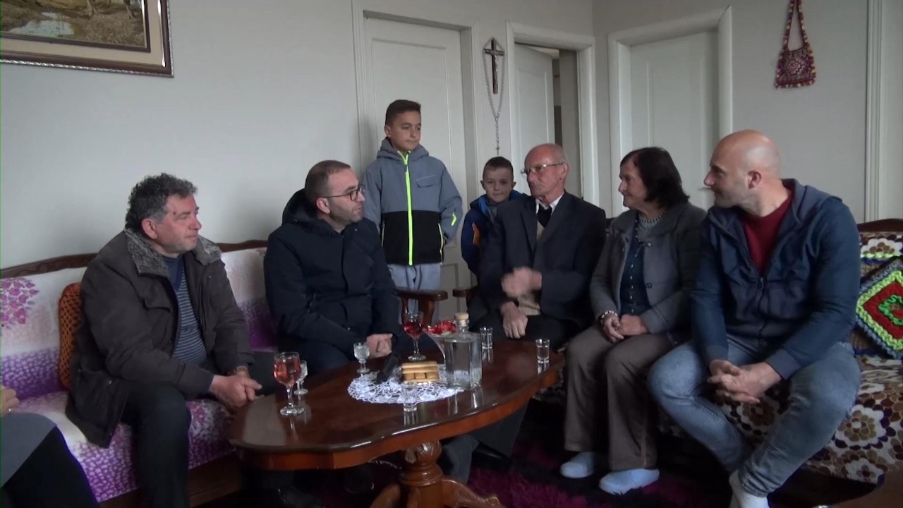 NË GJINAR/ “Na mashtruan, 8 vite as rrugë, as ujë, vetëm gjoba dhe taksa”,
