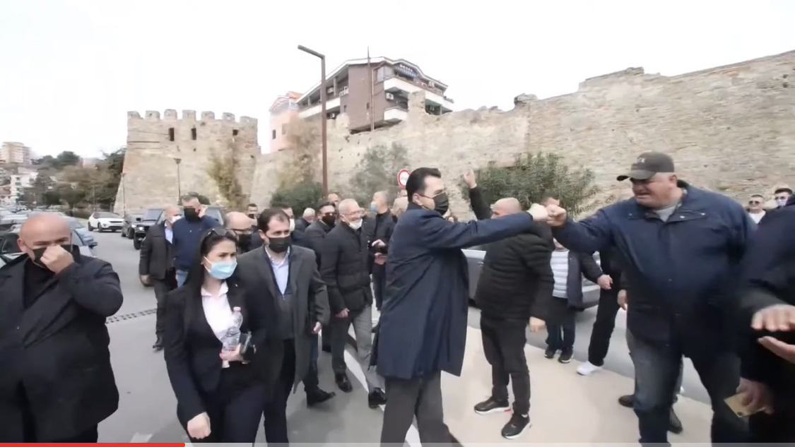 Basha në Durrës, qindra qytetarë rreth tij: O Kryeministër!