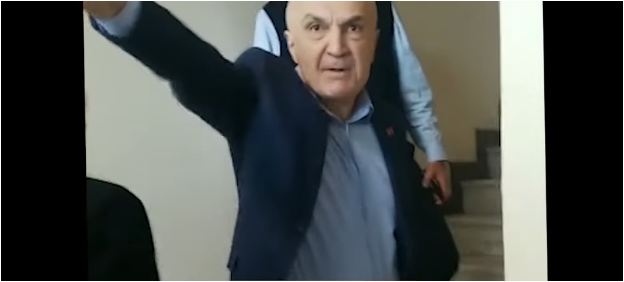 Presidenti Ilir Meta përplaset me policët bashkiakë te zyrat e FRD