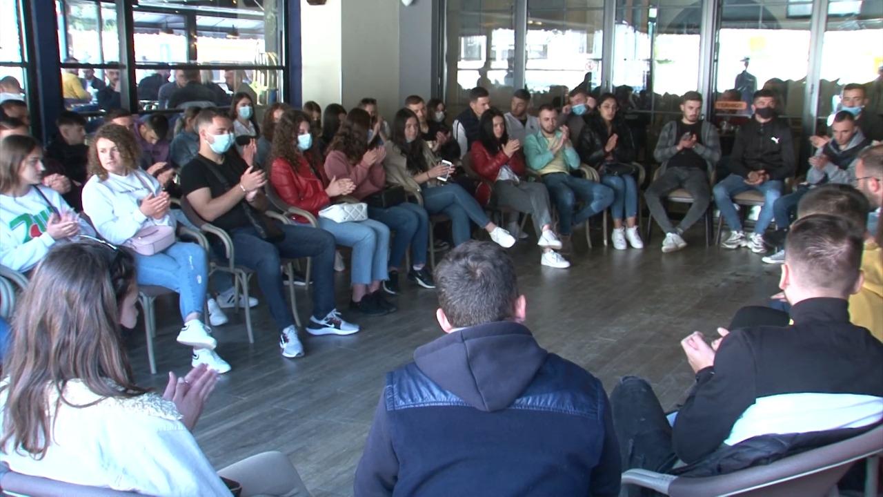 Gazment Bardhi me të rinjtë në Elbasan: Shqipëria mund të bëhet. Rinia, shtyllë kryesore