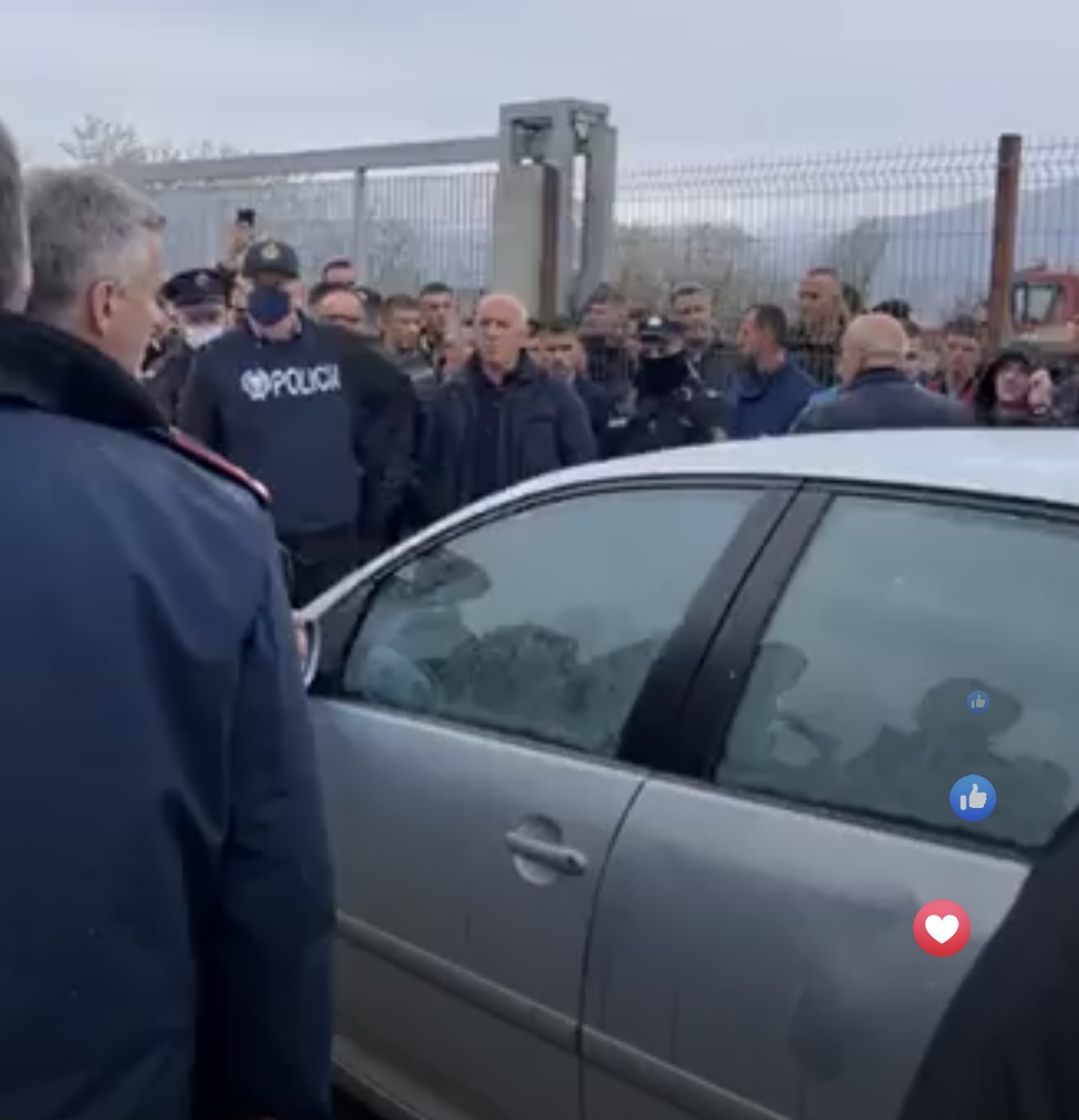VIDEO/ Banorët bllokojnë makinën me para elektorale në Maqellarë