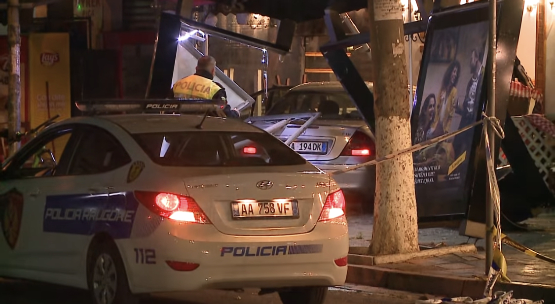 TIRANË/ Tmerr te ‘Vasil Shanto’, një makinë hyn në trotuar në një stacion urbani, të plagosur