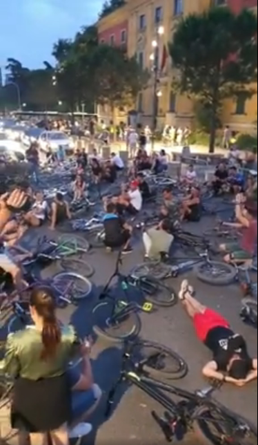 PROTESTA/ Te rinjtë shtrihen para ministrisë së brendshme: Po na vrasin makinat e oligarkisë