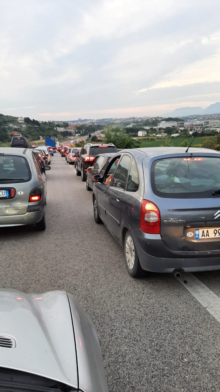 VIDEO/ Rradhë e gjatë disa kilometra në hyrje të Tiranës nga Elbasani