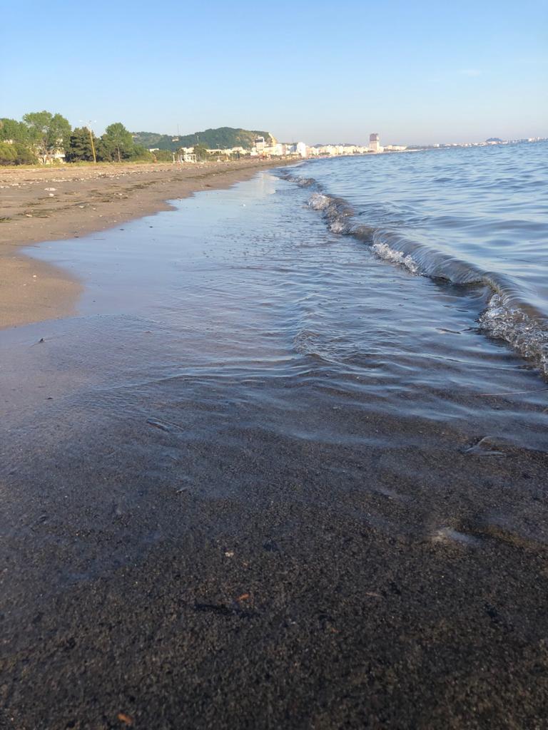 VIDEO&FOTO/ Ndodet me naftë bregdeti i Durrësit, mbahet sekret nga institucionet përgjegjëse