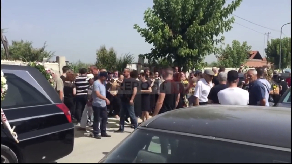 Përcillet në varreza familja Gushi, gjyshja nuk duron dhimbjen: “O lulet e nënës çfarë më bëtë’”