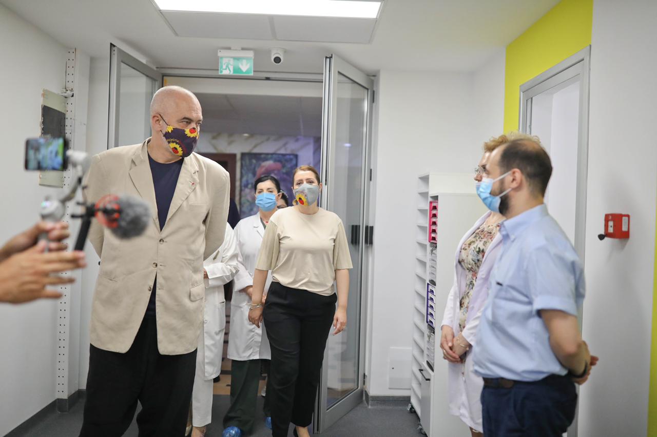 Zgjerohen shërbimet në Spitalin ‘Shefqet Ndroqi’, hapet kardiokirurgjia dhe laboratori i ri