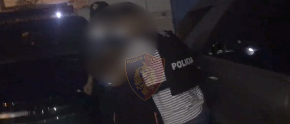 DURRËS/ Po transportonte me taksi “magazinën e armëve”, kapet 28 vjeçari nga Shkodra