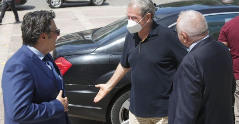 Berisha në Kuvendin Kombëtar, pritet me thirrje dhe ovacione, Basha e takon në plate por jashtë e priten dy miq të vjetër