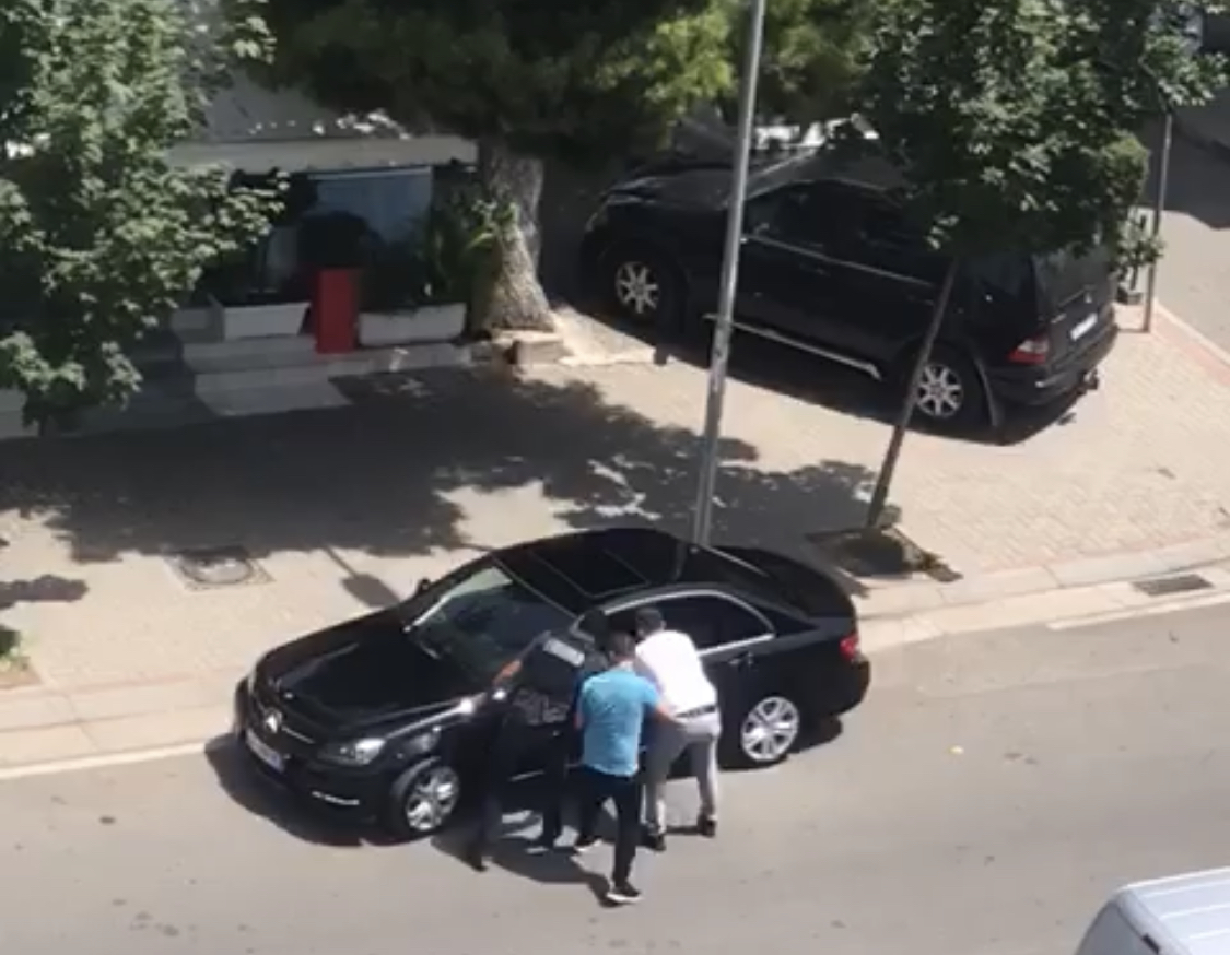 VIDEO/ Ja si i iku policisë trafikanti, gaz makinës!