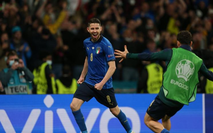 Italia kalon në finalen e europianit, luajtën me dobët se spanjollët por patën fat