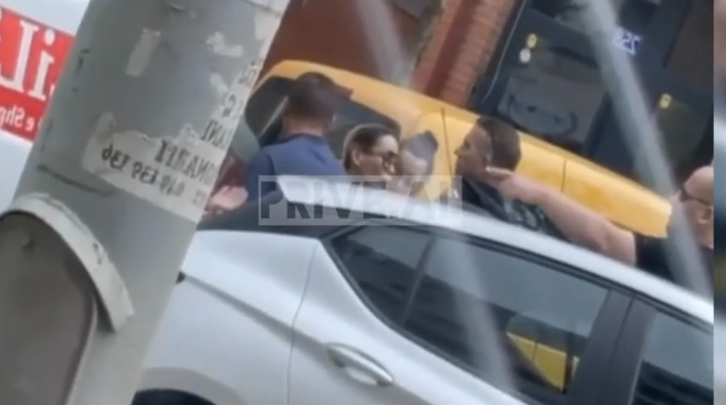 Arrestimi i Fjolla Morinës, kengëtarja shihet teksa debaton me policët në momentin e arrestimit