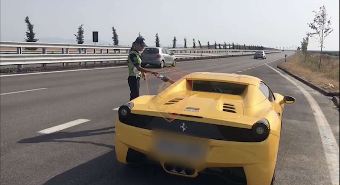 Polaku me Ferrari zbulon pistën në bypassin e Fierit, 231 km në orë