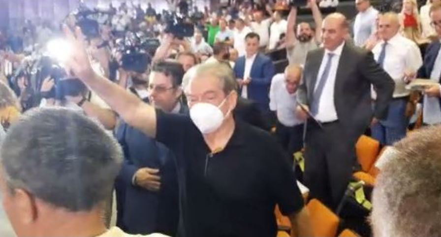 Berisha në Kuvendin Kombëtar, pritet me thirrje dhe ovacione, Basha e takon në plate por jashtë e priten dy miq të vjetër