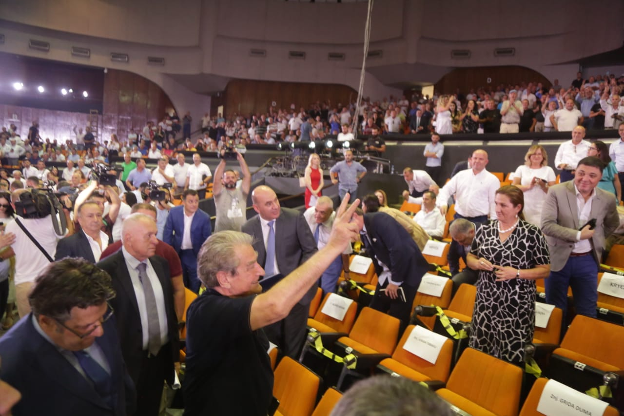 Berisha në Kuvendin Kombëtar, pritet me thirrje dhe ovacione, Basha e takon në plate por jashtë e priten dy miq të vjetër