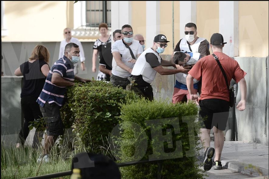 PAMJET/ Sulmohet vrasësi i gruas shqiptare në Greqi, po hynte në gjykatë