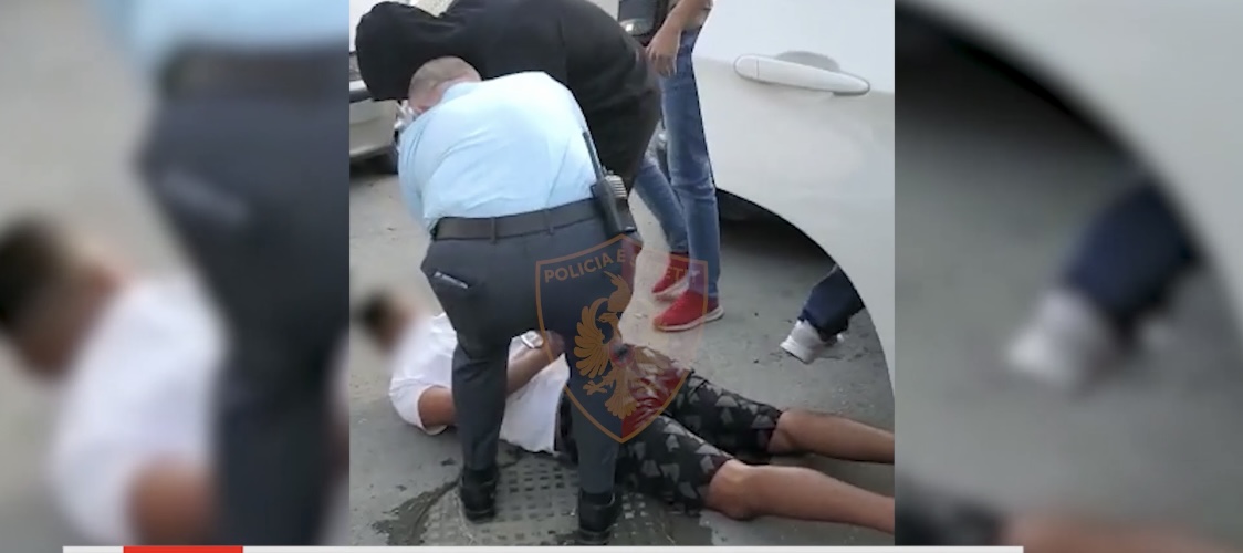 DURRËS/ Tre të dyshuar se do bënin një vrasje bien në pranga, në makinë edhe një mitroloz