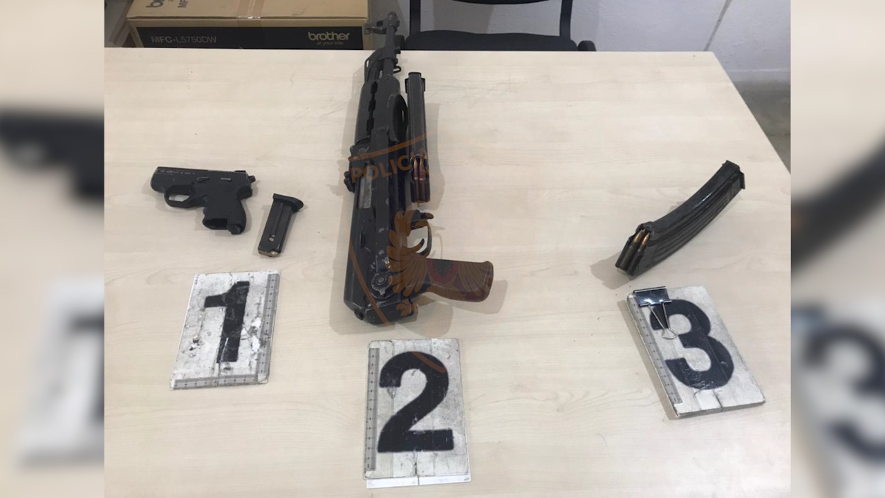 EMRI/ Kapet i kërkuari ndërkombëtar, në makinë një “depo” me armatim