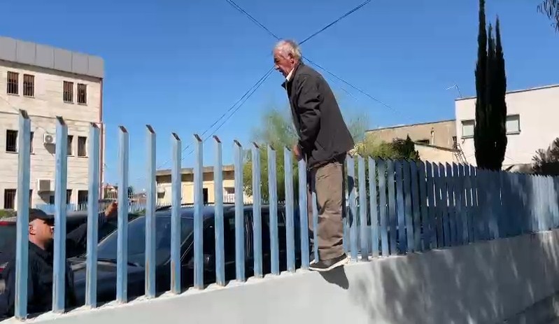 VLORË/ Qytetari hyp mbi kangjellat e Kadastrës: Çfarë duan? Lëkurën? Vetëm kjo na ka mbetur. U bëtë të ligj