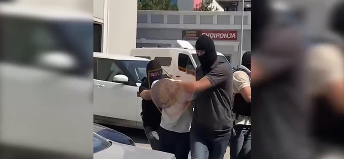 Kapet gjobvënësi i rrezikshëm në Tiranë: Jam ndërmjetës për bandën..,