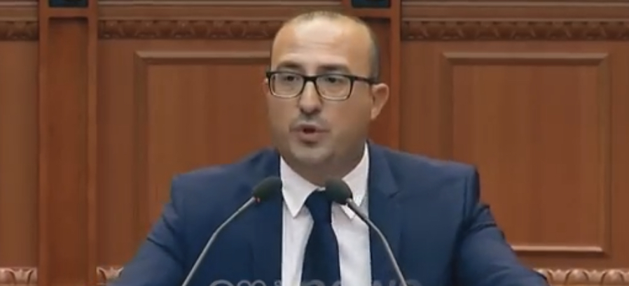 VIDEO/ Fjala e deputetit të Lushnjës, varfëria e përshkruar nga deputeti shkrin gazit dy anët e politikës
