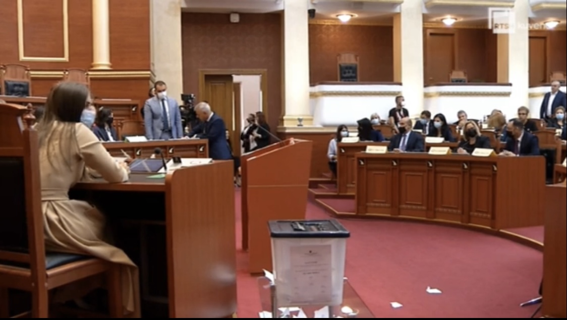 Deputetët e PD grisin fletën e votimit për Lindita Nikollën, Berisha lë seancën