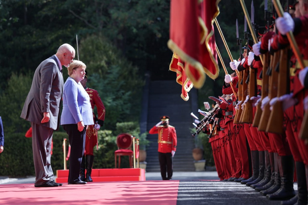 Merkel në Tiranë, takim me Ramën. Dy incidente në ceremoninë e pritjes te Pallati i Brigadave