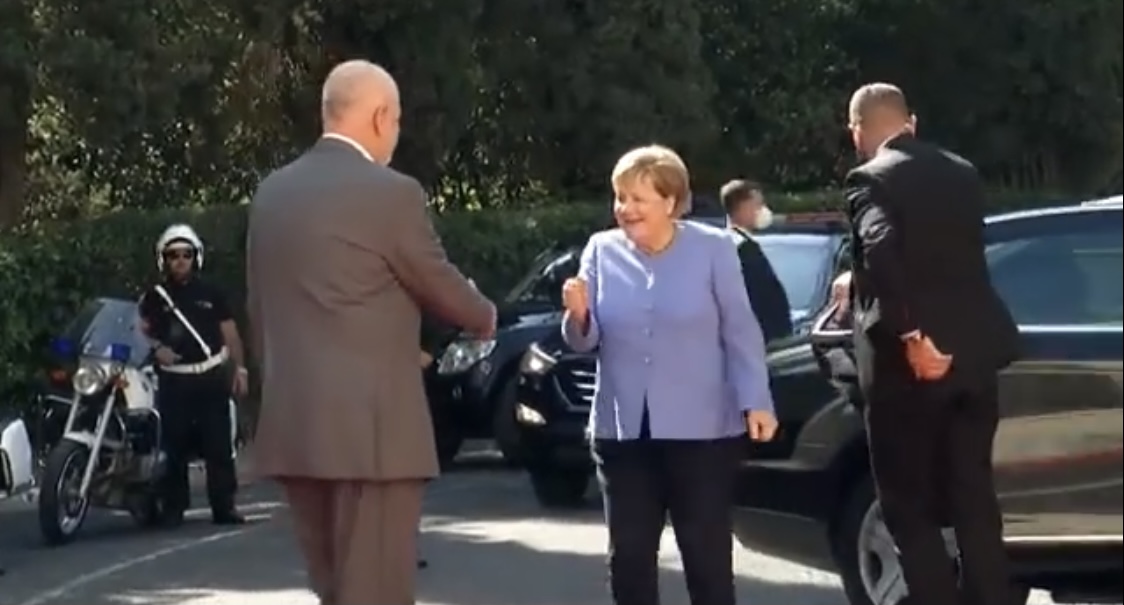 Merkel në Tiranë, takim me Ramën. Dy incidente në ceremoninë e pritjes te Pallati i Brigadave