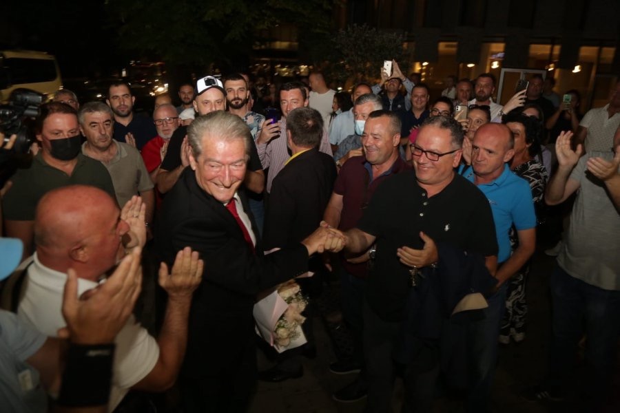 Berisha, homazhe te memoriali i Azem Hajdarit: Do ta ringremë PD