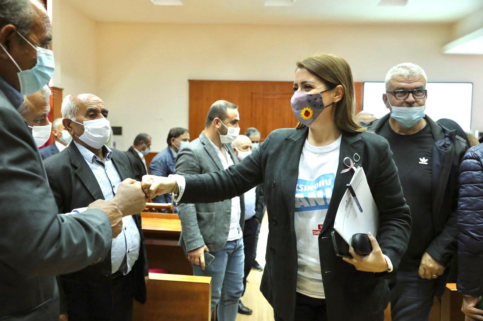 Aksion derë më derë, për të ftuar qytetarët për t’u vaksinuar. Nga e hëna aksion në universitete