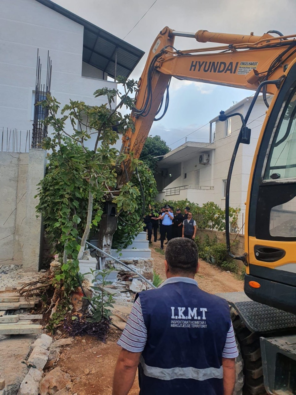 Çuçi: Mbi 60 ndërtime pa leje u shembën gjatë shtatorit nga Vlora në Ksamil