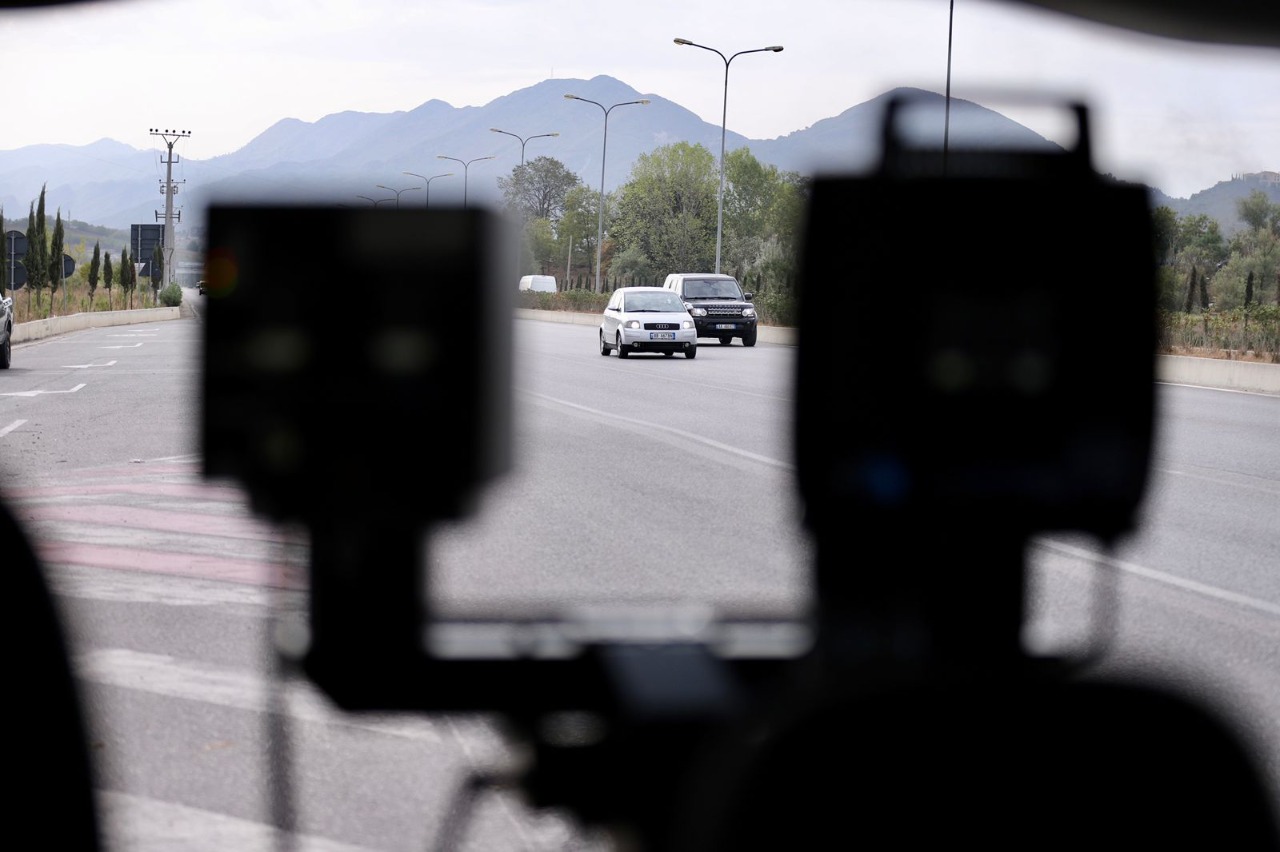 “Makina inteligjente” që monitoron qarkullimin rrugor: Nuk ka më mik, nëse shkelni rregullat gjoba ju vjen në shtëpi