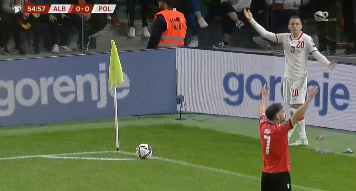 NDALOHET NDESHJA SHQIPËRI-POLONI/ Tifozë! Vetëm një shishe po hodhët, i dhuruat ndeshjen polakëve
