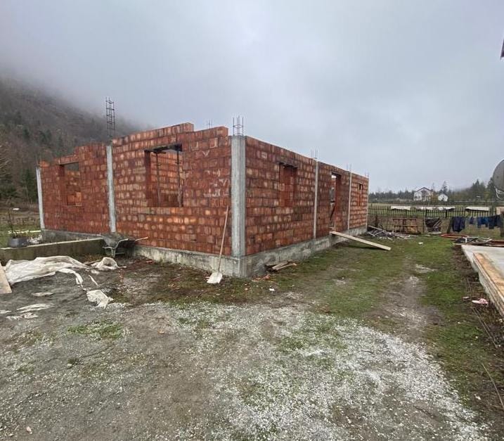 Valbona zonë e mbrojtur kur ndërtojnë banorët dhe jo kur ndërtojnë bizneset, në pranga një person